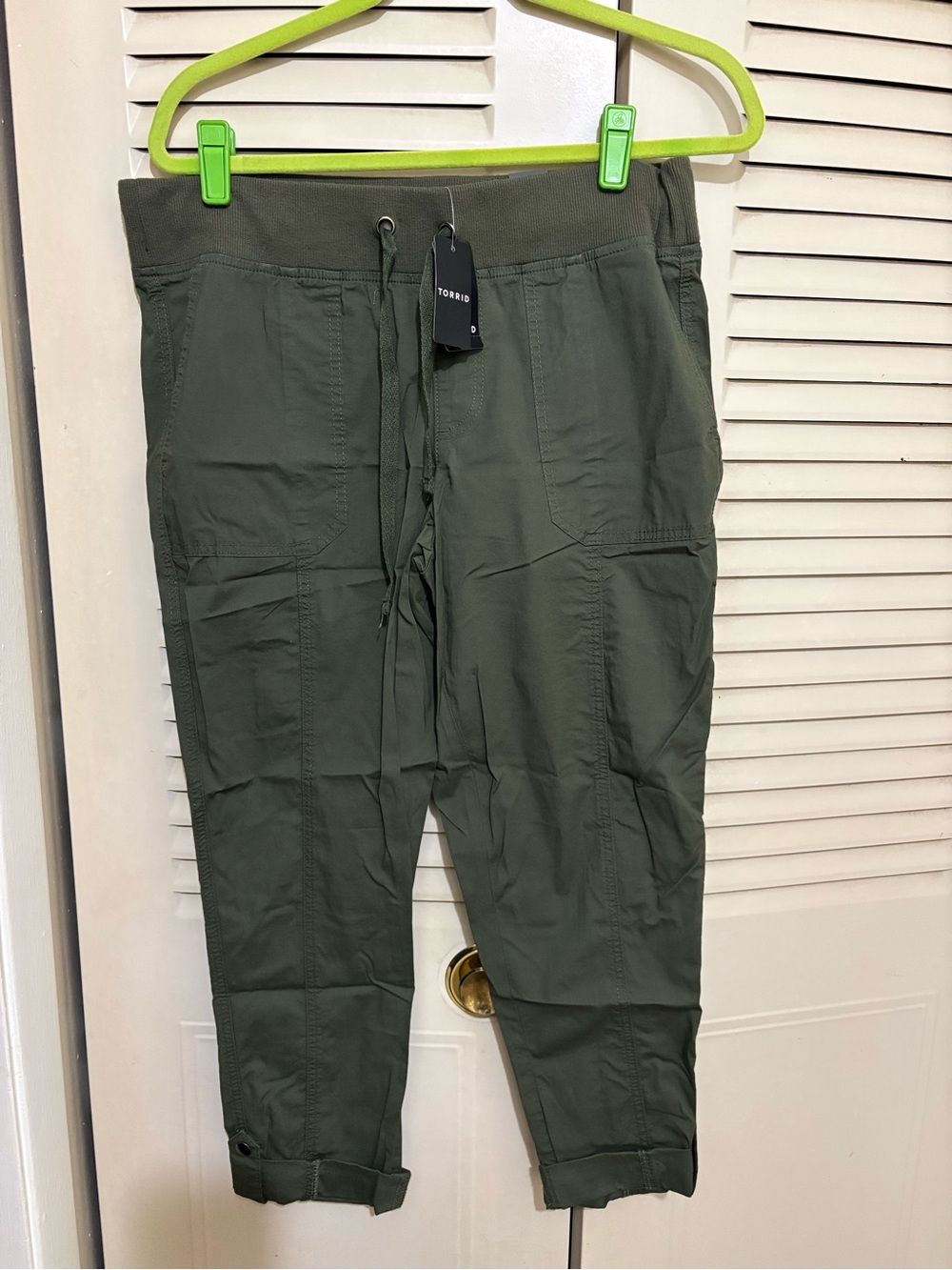 Women’s Olive Green Drawstring Cargo convertible cropped Pants